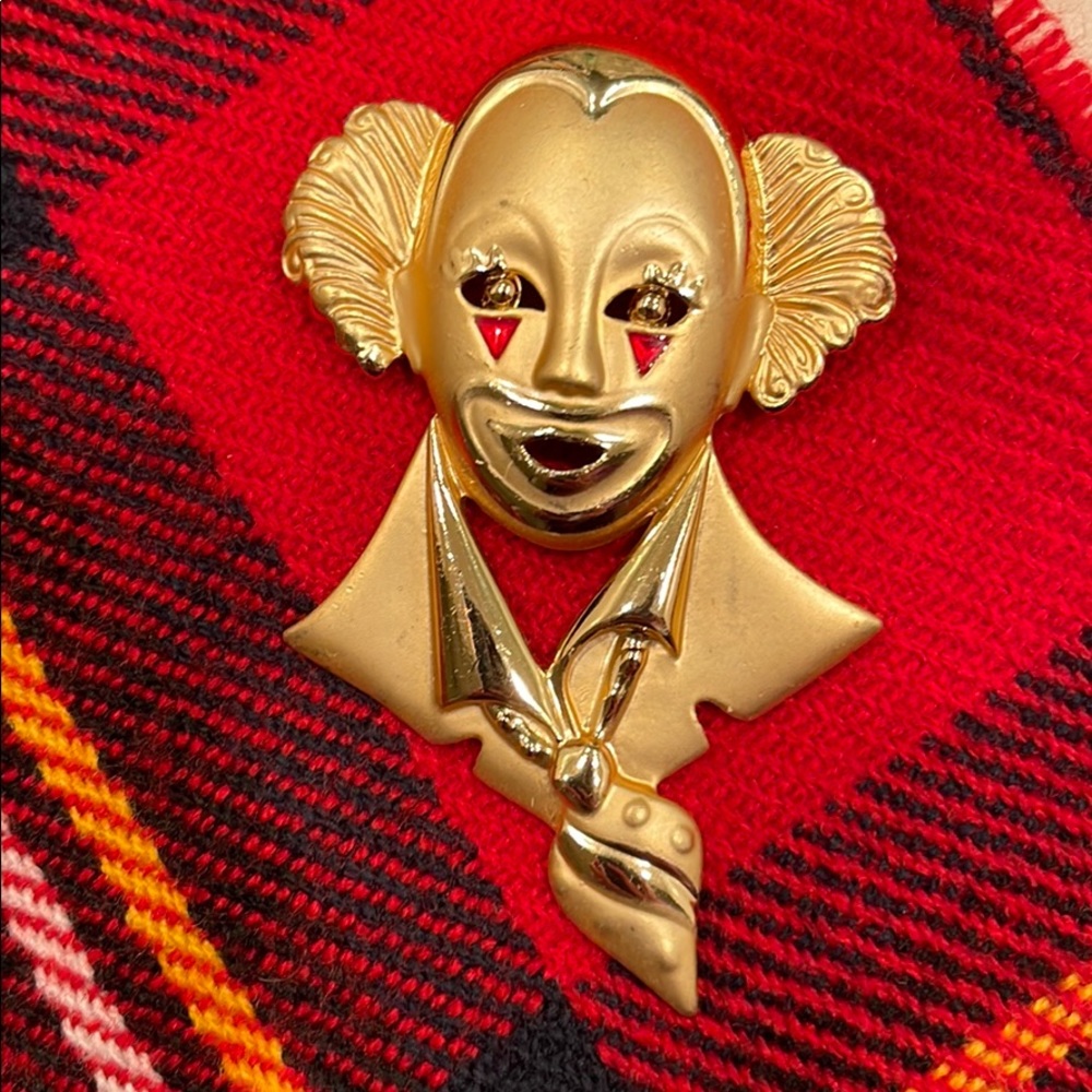 CLOWN PIN GOLD TONE COLOR 1 3/4 inches x 2  3/4 in